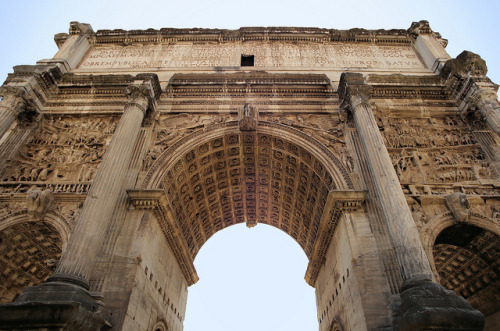 myhistoryblog:Entering the Arch of Septimius Severus AD 203 by B℮n on Flickr.