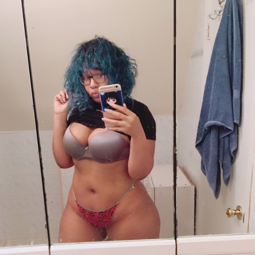 analbleedingpads:  I need abs✨