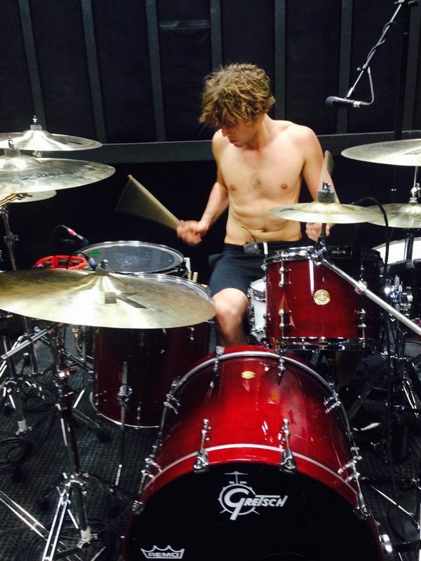duhmichael:  i introduce to you, 5sos. the band that continuously hits me in the