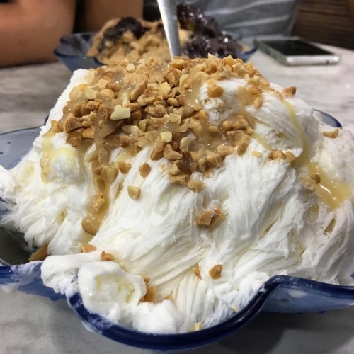 狀態顯示為 不能輸給 @ipennyc #taiwanesefood #ice #shaveice #ilan #taiwan #yummy #memory #milk #peanuts （在 冰雪