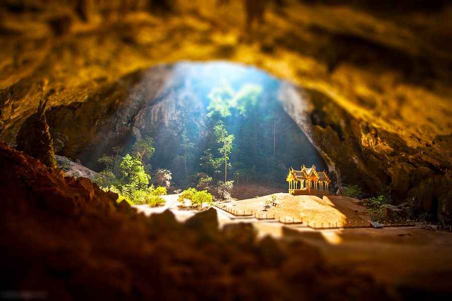 sixpenceee:  Tilt-shift photography makes normal photos look like tiny models. 