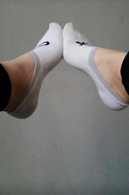 show-us-your-socks-and-feet: I love this pair of feet!