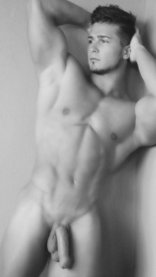 tommytank4:https://www.tumblr.com/blog/tommytank4 - over 64,000 hot and muscular men