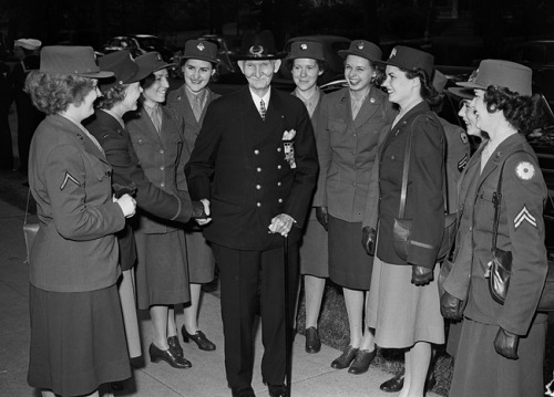 Civil War veteran Hiram Shumate enjoys the attention of a group of WACs (Women’s Army Corps) d