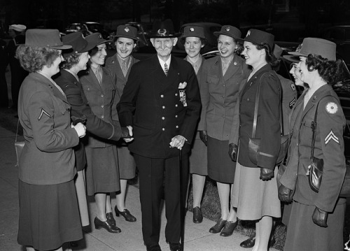 Union Civil War Veteran Hiram Shumate enjoys the company of a group of WACS (Womens Army Corps) duri