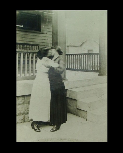 1910′s kissing. Nudes & Noises  