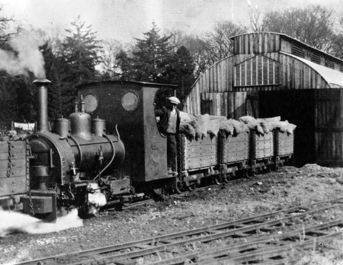 La plus petite locomotive du monde, en Angleterre, 1932.