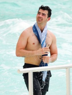 famousdudes:  Joe Jonas was enjoying a day of water activities and we’re enjoying the juicy photos.