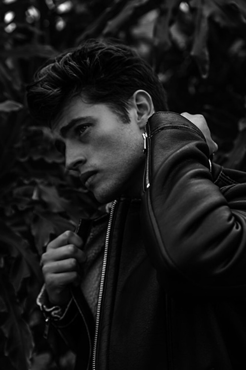 Gregg Sulkin ⚪️⚫️