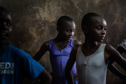 visualjunkee: Ballet dancers in the Kibera