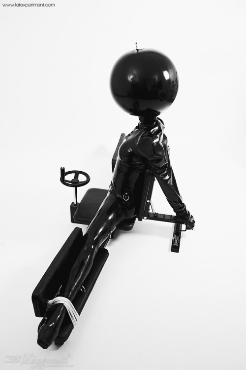 kinkygoethe:  It’s not easy to become a perfect rubber doll!by latexperiment.com
