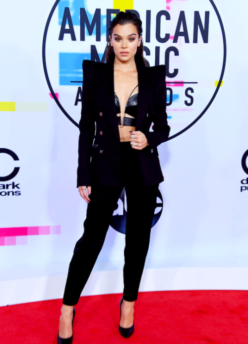 dailyhailee:Hailee Steinfeld attends the American Music Awards at Microsoft Theater in Los Angeles o