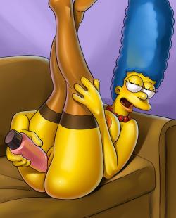 simpsonporno:  Seule à la maison, Marge a recourt à son bon vieux dildo pour assouvir ses besoins pervers.