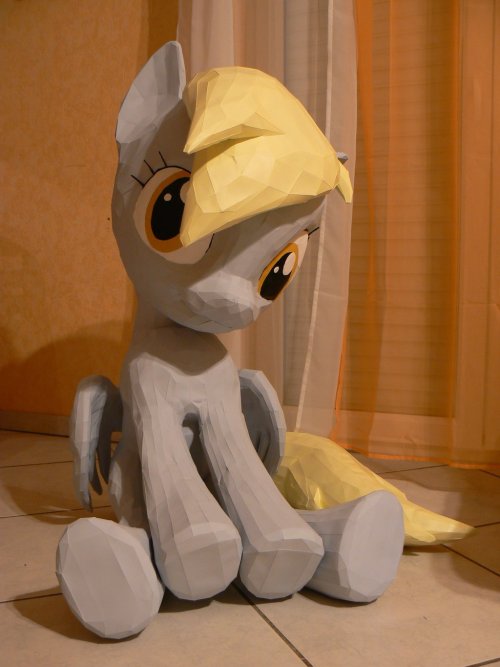 Derpy Hooves Papercraft - Queen of muffins by *Znegil This is pretty elabourate papercraft! Though the thing that really wows me is how much this photo looks like a painting… it’s actually weirding me out a bit! Usually it’s a really