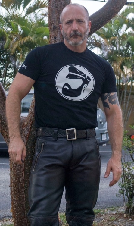 redbearwoof:Great pants.great man. me