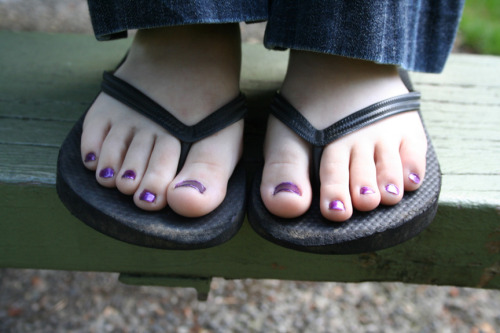 sexy-bare-feet: Cute Toes Cradled by Flimsy Flip-Flops