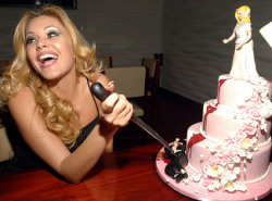 popculturediedin2009:  Shanna Moakler celebrates her divorce from Travis Barker, November 2006