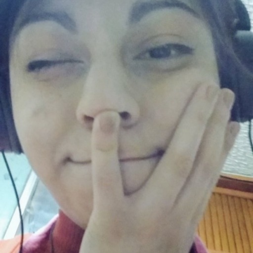 Ella es hermosa: no se corta, no se odia a si misma, no vomita, siempre esta tan feliz, es inteligente, es bonita, pero lo peor es que... el la quiere a ELLA.