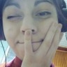 Ella es hermosa: no se corta, no se odia a si misma, no vomita, siempre esta tan feliz, es inteligente, es bonita, pero lo peor es que... el la quiere a ELLA.