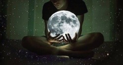 constellationofcreativity:  I’ve got the moon in my hands