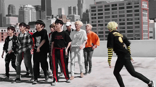 dearkyeom:✧ follow the leader // parallels between “fear” and “don’t wanna cry”