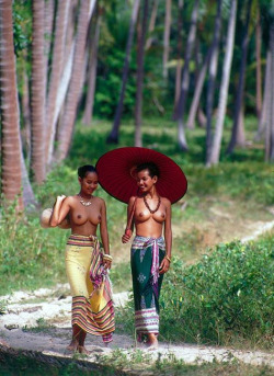 melaninboy:  shanteallx3:  hippy-freak:  Look at how beautiful and non sexualized this image is….  I will REBLOG this everyday!! Unsexualize the female body!!  fav 