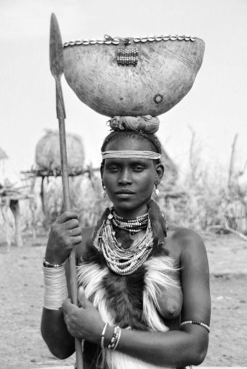 ethnotribegallery:Dassanech Woman, Omerate, Ethiopiaby  Rod Waddington