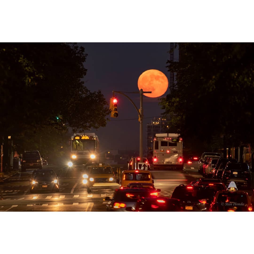 The East 96th Street Moon   Image Credit &amp; Copyright: Stan Honda  Explanation: