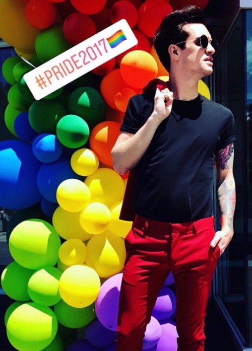 smoluriesays:Brendon + This outfit = holy fuck