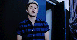 stealmyniall:  Niall + blue