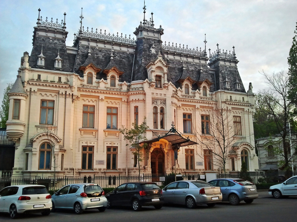 allthingseurope:  Kretzulescu Palace, Bucharest (by Ramona R***)