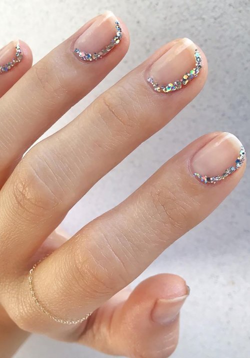 Ooh, pretty: minimalistic nail art. The only way I could love glitter: as a barely-there accent. Pos