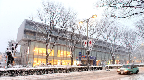 tokyo-fashion:  Harajuku in the snow over the weekend! Made a Tokyo snow video for YouTube and posted 1920x1080 versions of these pics on Flickr. 