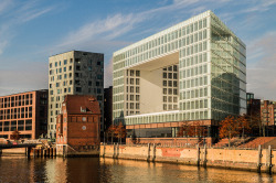 citylandscapes:  Autumn: Old “Upper Harbour” vs. new “Harbour City” in Hamburg, Germany Source: Silverback Photography (flickr)  Amazing