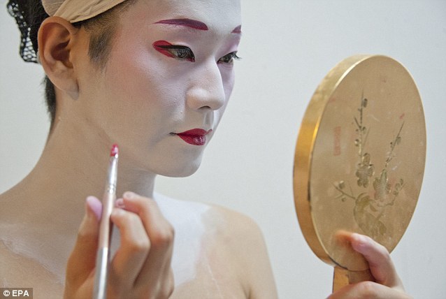 geisha-licious:  Eitarou, the only one male geisha, preparing his everyday makeup