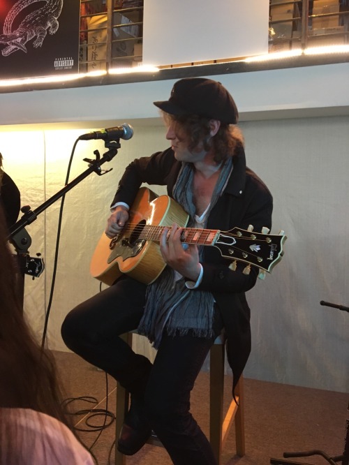 vaan-mccann:Acoustic session with Catfish and the Bottlemen @ Finger PrintsMy photos