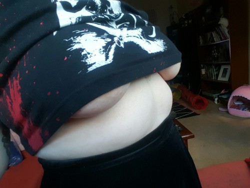 satanicspacecat:  Underboob pics are underrated tbh