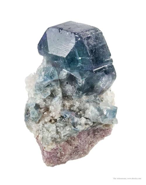 unearthedgemstones:  mineralia:  Fluorapatite from Brazil by The Arkenstone  Find us on Unearthed Gemstones or Etsy