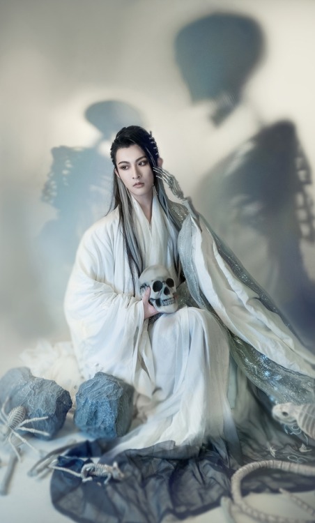 ziseviolet: Hanfu photoset via Coser小梦, Part 9/? Coser小梦 is dressed as Baigu Gongzi/白骨公子 (white bone