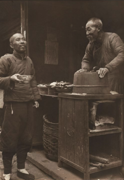 historicaltimes:  Two men having a laugh,