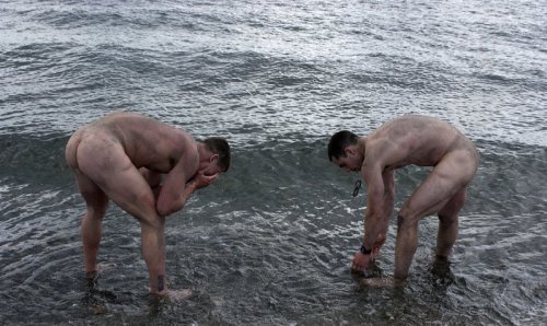 brentwalker092:  willnsf:  SO arousing!  Best of army buds!   Hot dirty naked guys :)