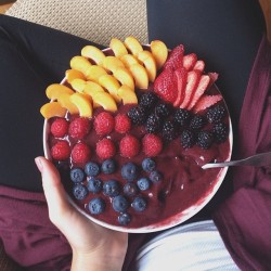 ariellelikestocook:  My breakfast matches my cardigan 😱 {Smoothie Bowl of Pear, Apple, Figs, Strawberries, Blackberries, Acai, Maca, Maqui, and Green Superfood; topped with Apricots and Berries} 