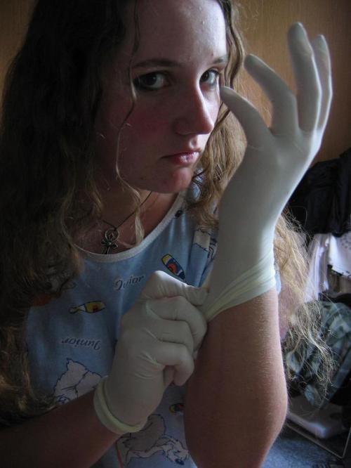 glovedish: latexglovesfetish:  Woman putting on Latex gloves.  I think I know this girl… 