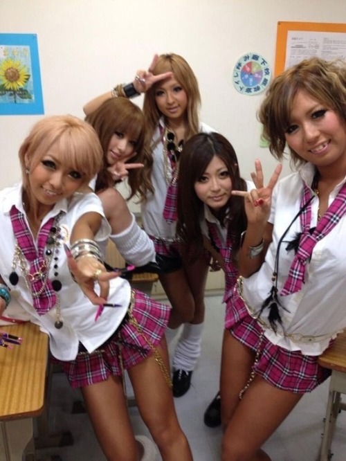 dora-the-emon: (【2ch】ニュー速クオリティ:【画像】泉麻那とかいうぐうハボ黒ギャルAV女ｗｗｗｗｗｗｗｗｗｗｗから)