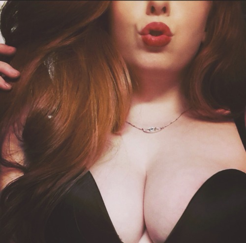msredhourglass:  My lips are the colour of a poisonous apple.   Fancy your chances?