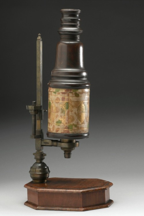 historyarchaeologyartefacts:Compound microscope, English, c. 1700-1723. [2860x4289]