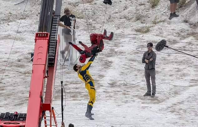 Fotos do set de Deadpool 3 mostram logo da Fox destruído e mais Wolverine