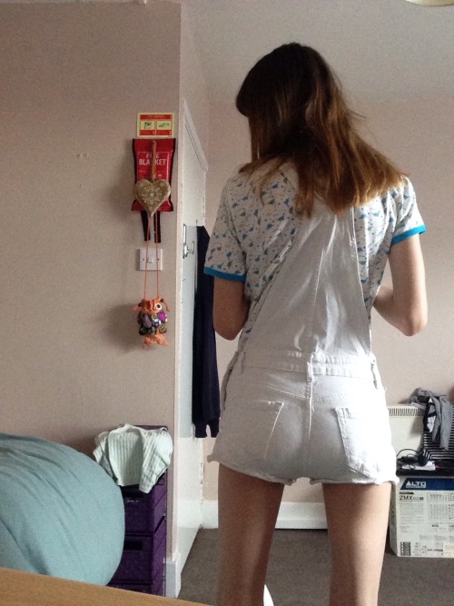 commit-and-submit: Dungarees over onesies make me feel so tiny  Wearing a small blue molicare undern