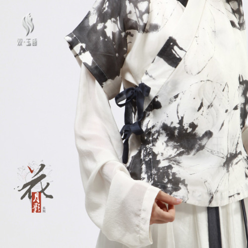fouryearsofshades: Model 周玲双玉瓯 shyuou.taobao.com/ Traditional Chinese Hanfu.