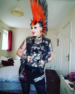 emilypollution:  ❤🔫 #mohawk #rebellionfestival